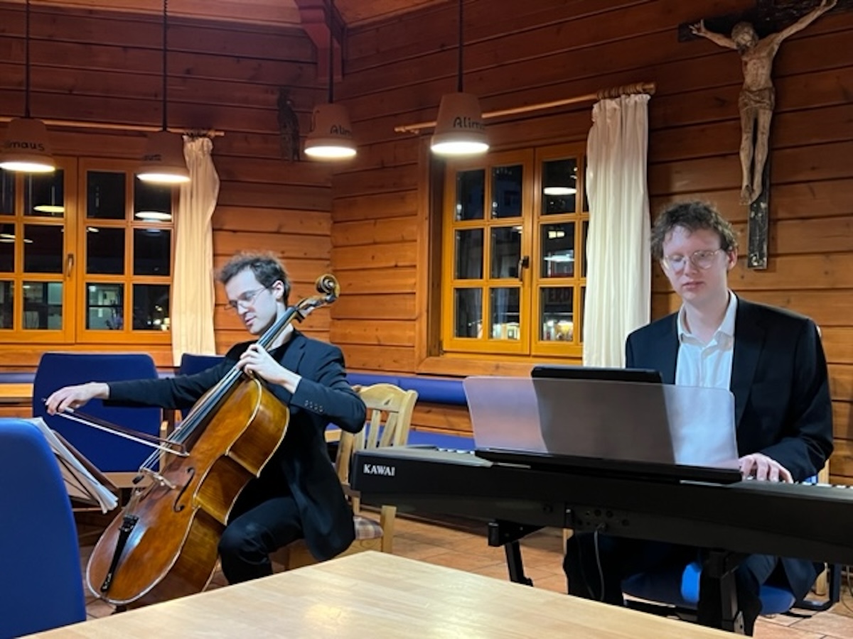 Das Bild zeigt die beiden Musiker Arkhip Sherstennikov - Violoncello und Vladimir Skomorokhov - Klavier