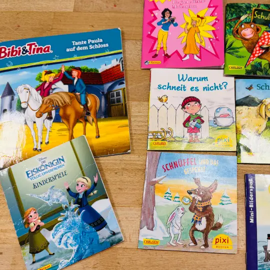 Bild zeigt verschiedene Kinderbücher und Hefte.