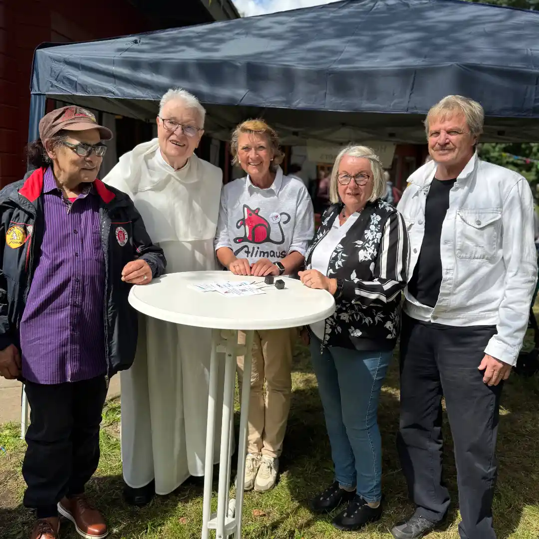 Menschen auf dem Sommerfest der Alimaus.