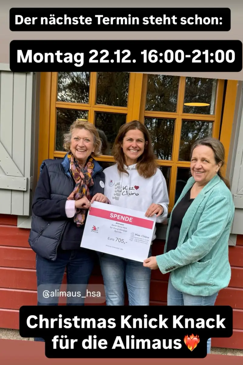 Drei Menschen schauen voller Freude in die Kamera. Alle drei halten einen symbolischen und übergroßen Scheck in ihren Händen. Auf dem Scheck ist zu erkennen: "Spende, 705 Euro".
Weiterer Text: "Der nächste Termin steht schon. Montag, 22.12. von 16 bis 21 Uhr. Christmas Knick Knack für die Alimaus. Genaue Infos folgen natürlich!".