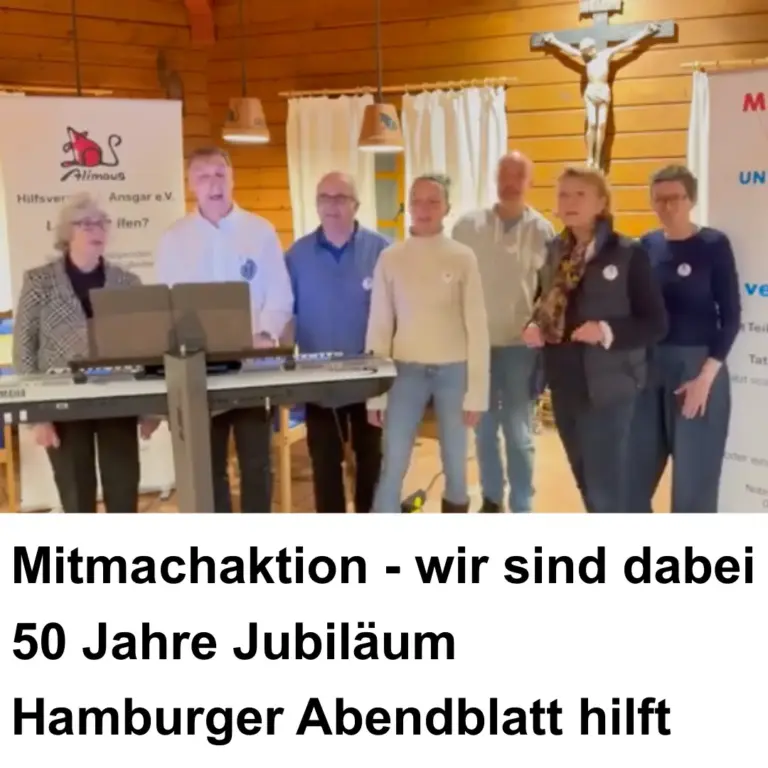 Das Bild zeigt ein Titelfoto eines Videos. Ehrenamtliche stehen in einer Reihe im großen Speisesaal der Alimaus und singen zu Musik.