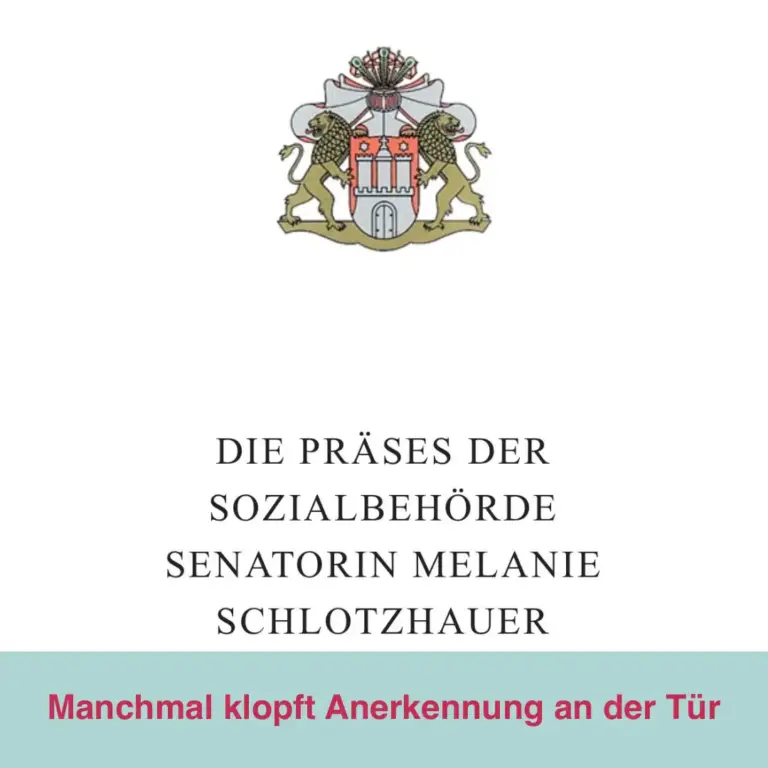 Das Bild zeigt einen Auszug einer Einladung der Sozialbehörde. Oben das Wappen der Freien und Hansestadt Hamburg. Text: "DIE PRÄSES DER SOZIALBEHÖRDE SENATORIN MELANIE SCHLOTZHAUER." und "Manchmal klopft Anerkennung an der Tür".