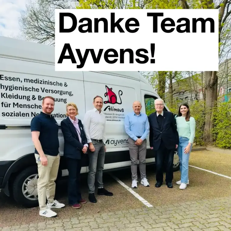 Das Bild zeigt den neuen Transporter der Alimaus. Vor dem Auto stehen sechs Menschen, die freundlich in die Kamera schauen.