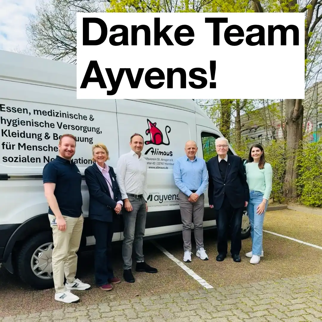 Das Bild zeigt den neuen Transporter der Alimaus. Vor dem Auto stehen sechs Menschen, die freundlich in die Kamera schauen.