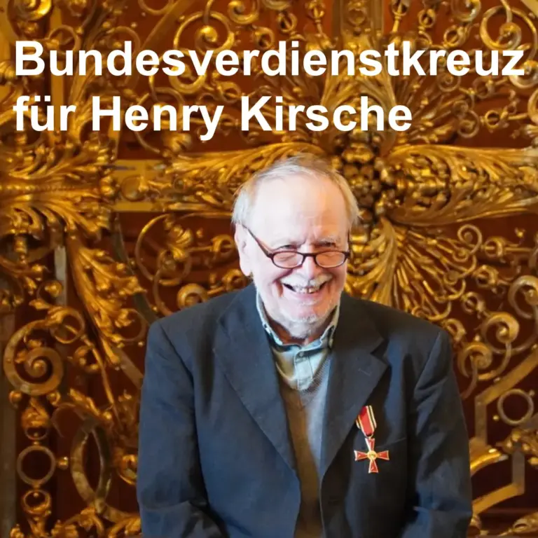 Das Bild zeigt den strahlenden Henry Kirsche mit seinem Bundesverdienstkreuz am Sakko. Text: Bundesverdienstkreuz für Henry Kirsche.