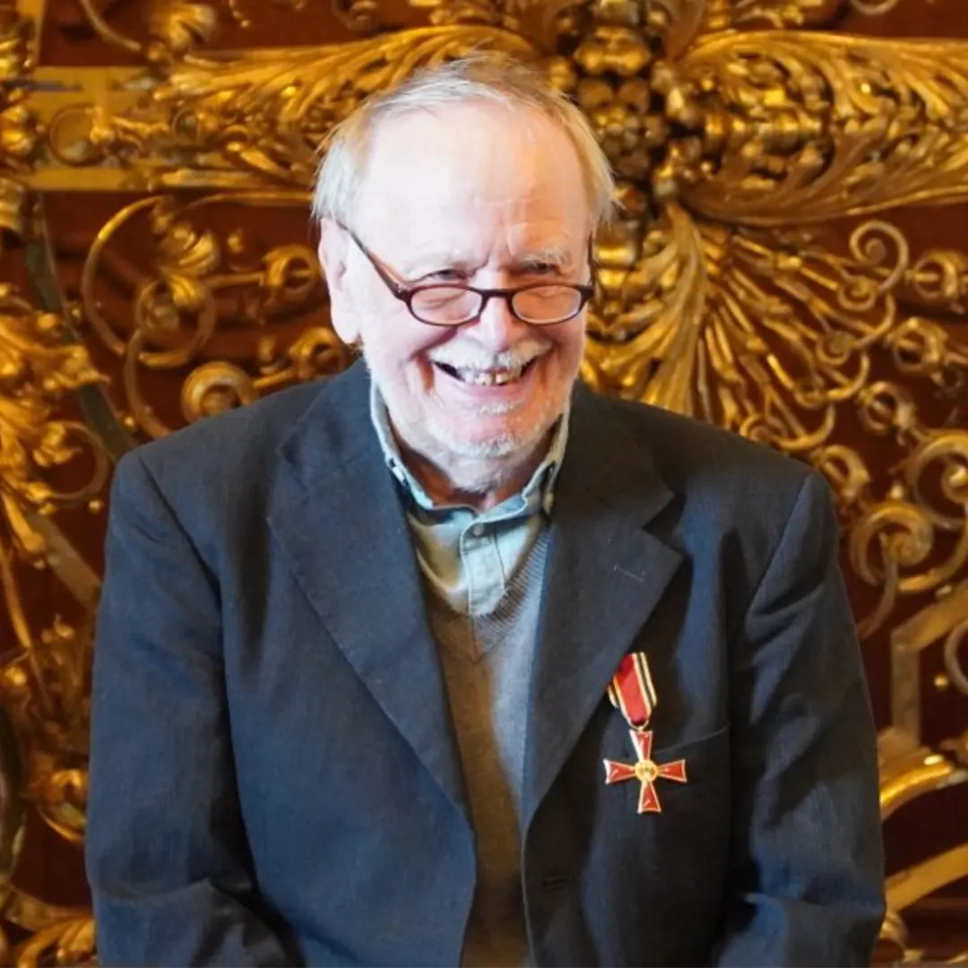 Das Bild zeigt den strahlenden Henry Kirsche mit seinem Bundesverdienstkreuz am Sakko.
Foto von J. Rübe / Erzbistum Hamburg