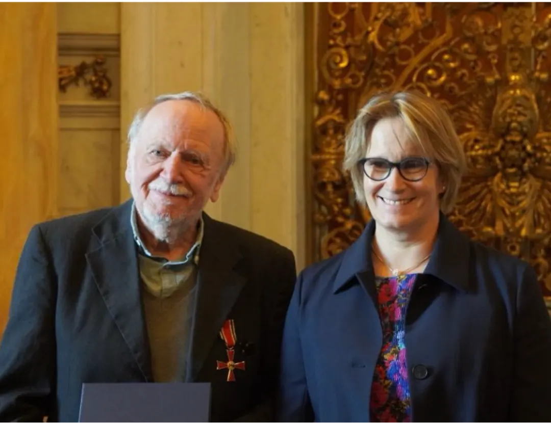 Das Bild zeigt Henry Kirsche zusammen mit Sozialsenatorin Melanie Schlotzhauer. 
Foto von J. Rübe / Erzbistum Hamburg